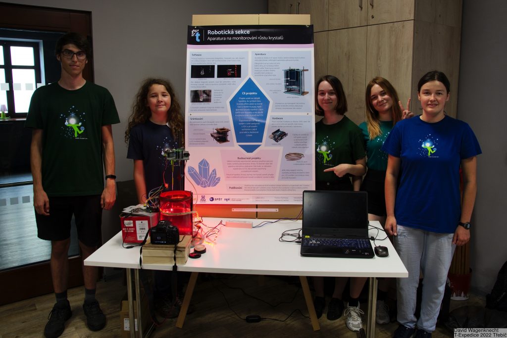 Badatelé robotické sekce se svým posterem (aparatura na monitorování růstu krystalů), T-Expedice Třebíč 2022